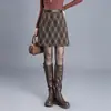 Saia casual versátil com estampa xadrez estilo coreano para mulheres, nova coleção outono 2026, elegante e com corte justo, design que abraça o quadril