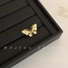 Broche de borboleta dourada estilo francês leve e luxuoso, design de nicho, estilo requintado, artístico, tudo combinado, acessórios de vestuário de alta qualidade