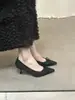 Zapatos de tacón de gatito estilo francés elegantes 2025 con falda, punta fina de corte bajo, tacones de aguja de diamante brillantes negros para mujer