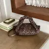 Bolso de mano de otoño de nicho con lazo para mujer, moderno, retro, versátil, estampado de leopardo, de alta gama, casual, bandolera