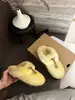 Coleção Outono/Inverno 2026: Chinelos slip-on versáteis e estilosos para mulheres, com um design quente forrado de fleece.