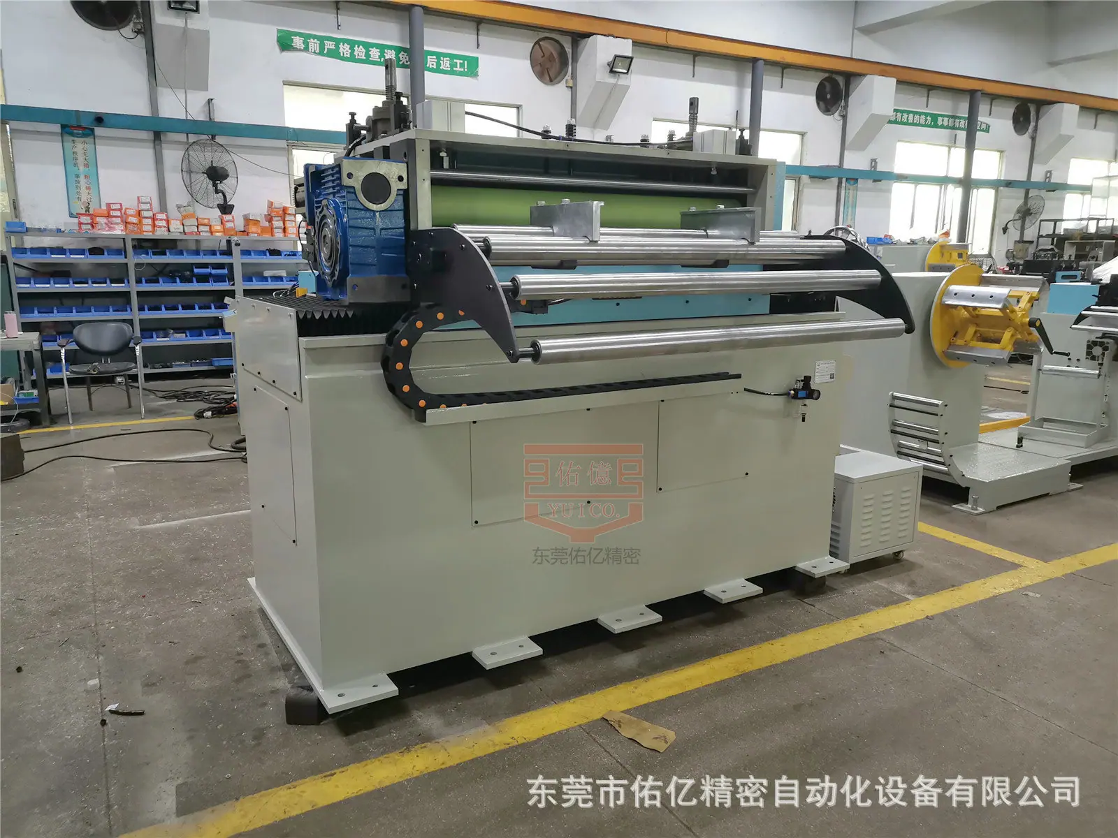 1300偏摆送料机生产现场 (2).jpg
