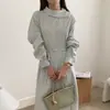 Toma Real de Vestido de Corbata con Hebilla Diagonal Única, Nicho Chic Coreano, Paleta de Colores Suave, Mangas Largas, Corte Holgado Ops