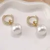 Pendientes de colgante de perla con diamantes completos de lujo ligero estilo francés con tachuelas de circonita microincrustadas en oro, pendientes de alta gama, delicados y sofisticados
