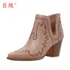 Juti En Stock Nuevo Modelo Primavera 2026 Talla Grande Zapatos de Mujer Retro Botas de Cuero para Mujer con Cuña Bordada Negra