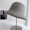 Sombrero de pescador de rafia trenzada de papel multicolor estilo minimalista para mujer, sombrero de paja para protección solar de verano con rayas contrastantes, sombrero de pescador moderno