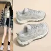 Sapatos femininos populares, tênis dad de sola grossa, que aumentam a altura 2026 novo outono versátil casual emagrecedor sola macia tênis esportivos