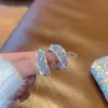 Pendientes Florales Geométricos con Tachuelas de Diamante Aguja Plateada, Pendientes Versátiles de Tendencia de Nicho Únicos y de Moda, Pendientes de Lujo Ligero de Gama Alta para Mujer