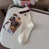Meias de outono e inverno retrô na cor café, de cano médio, com listras de laço em cor contrastante, meias empilhadas, meias femininas Zhuji 100% algodão respiráveis