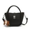 Bolso Cubo para Mujer con Acabado de Alta Gama, Bolso de Mano Transfronterizo de Moda con Patrón de Lichi, Nuevo Bolso Cruzado Estilo Cesta Elegante 2026