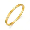 Pulseira de Aço Inoxidável Mais Vendida para Mulheres, Pulseira Circular de Alto Padrão Banhada a Ouro com Diamantes, Joia Tendência de Aço Titânio de Luxo Leve