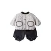 Conjunto acolchado acolchado para niña para otoño e invierno, engrosado para abrigar, elegante atuendo para bebé niña, conjunto cálido de invierno de tres piezas para bebé e infante