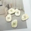 Botões Irregulares de Resina de 25mm em Design de Concha Falsa, Botões Decorativos Bege para Casacos e Suéteres