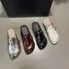 Zapatos de plataforma gruesa para mujer, nuevo estilo otoño 2026, que aumentan la altura, versátiles, modernos, con decoración de remaches, mocasines cerrados populares para mujer