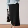 Saia elegante com fenda frontal, saia longa preta e cinza de corte reto, moda feminina primavera-verão 2026