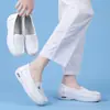 Suministrado directamente por el fabricante, zapatos de enfermera de color liso para mujer, de suela gruesa, con amortiguación de aire para verano, de suela blanda, antideslizantes, cómodos, específicamente para el trabajo en el hospital
