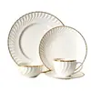Platos para bistec de porcelana ósea repujada con borde dorado estilo europeo al por mayor, platos de cena estilo occidental, platos para servir para el hogar, juegos de regalo para hoteles y cuencos y platos de cerámica personalizados