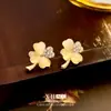 Brincos Elegantes Estilo Chanel Olho de Gato Prata Agulha Moda de Nicho Brincos de Flor Elegantes Brincos com Sentido de Design Versáteis para Mulheres
