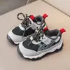 Tênis esportivo infantil, novo modelo outono 2026, sapatos infantis, tênis de pai, malha respirável, sola macia e leve, tênis de corrida para meninas