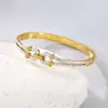 Pulsera de acero de titanio con hebilla de herradura clásica europea y americana, diseño abierto versátil de lujo ligero con incrustaciones de diamantes, joyería de acero de titanio chapada en oro de 18 quilates al vacío