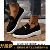 Mocasines estilo británico de talla grande, mocasines casuales para mujer, zapatos slip-on de moda 2026 con detalle de cadena en gamuza