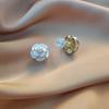 Aretes de Tuerca Camelia Blanca Super Hada para Mujer Diseño de Nicho con Sentido Avanzado Pendientes Elegantes Plato de Incienso para Mosquitos Sin Agujeros en las Orejas para Mujer