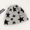 Gorros de inverno combinando para pais e filhos, com design grosso, quente e tricotado com padrão de estrela de cinco pontas, disponíveis nos estilos de pelúcia e tricotado para adultos e crianças.