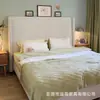 Cama de Tecido com Encosto Alto Estilo Creme, Quarto de Apartamento Pequeno Estilo Retrô Francês Cama de Casal Madeira Maciça Estilo Americano