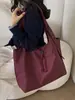 Bolso de nailon de color sólido, retro, casual, versátil, resistente al agua para el invierno de 2026, nuevo estilo para el día a día con un toque de alta gama, bandolera