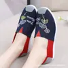Sapatos de Pano Antigos de Pequim para Primavera e Outono Sapatos Femininos de Camada Única Slip-on Sola Macia Respirável Combina com Tudo Sapatos Baixos Preguiçosos Sapatos de Trabalho Sapatos de Mãe