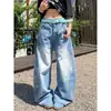 Jeans feminino retro azul de perna larga e corte curvo, valoriza o corpo e emagrece, com estrelas bordadas, modelagem solta, calça comprida, look moderno