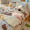 Estilo Lindo Clase A Leche Polar Otoño e Invierno Cálido Juego de Cuatro Piezas Dibujos Animados Femeninos Funda Nórdica Polar Coral de Doble Cara Juego de Tres Piezas