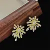 Brincos de Fogos de Artifício com Diamantes Incrustados em Agulha de Prata Estilosos Europeus e Americanos Full Diamond de Nicho Únicos Brincos de Luxo Acessível Design de Brincos de Alta Qualidade