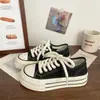 Tênis de lona com sola grossa na cor creme, estilo fino, novidade para Primavera/Verão 2026, estilo coreano de nicho, tênis casuais brancos para estudantes, tênis de skate