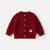 Camisa básica de bebé bordada con cuello, chaleco de punto simple nuevo de otoño para bebé, conjunto de tres piezas de jeans con estampado de corazón