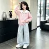 Conjunto de moletom préppy de estilo coreano da moda, com gola boneca e mangas compridas, e calça xadrez de perna larga para primavera e outono, adequado para crianças mais velhas