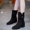 Botas Curtas de Camurça com Franjas de Salto Alto Novas Outono/Inverno 2025 Botas Femininas de Bico Fino com Salto Grosso Botas da Moda