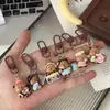 Lindo Llavero de Caricatura de Banda Capibara, Adorable Colgante de Bolsa Pequeña de Cuero con Instrumento Musical, Regalo para Parejas y Mejores Amigos