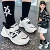 Zapatillas deportivas para niñas con malla transpirable, nueva versión coreana 2026 de zapatillas tipo "dad shoes" para niños, zapatillas de correr de suela blanda para niñas mayores