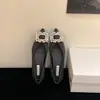 Sapatos Femininos com Aumento Interno de Altura, Fivela Quadrada, Strass, Estilo Francês de Cetim Primavera 2026, Elegantes Sapatos de Bico Fino, Sapatos Pretos para o Trabalho