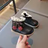 2025 Nuevos Zapatos de Terciopelo Cálidos de Invierno para Niñas Estilo Coreano Suela Suave Antideslizantes de Encaje Moda para Bebé Niña Estilo de Moda
