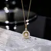 Collar Brújula del Destino Chapado en Plata de Ley 925 con Oro de 18 Quilates para Mujer, Estilo Retro Francés, Sensación de Alta Gama, Colgante Mini Redondo de Zirconia