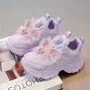 Zapatillas blancas para niñas 2026 otoño nuevo zapatos de papá mariposa para niños zapatillas deportivas populares antideslizantes de princesa para niñas