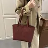 Bolsa de mano tipo tote de alta gama con estampado de leopardo al por mayor para mujer 2025 Invierno Nuevo Bolso de hombro de gran capacidad Bolso de axila para el día a día