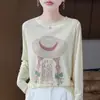 Nueva colección de principios de otoño de 2026: Camiseta de punto de cuello redondo y manga larga, corte holgado, efecto adelgazante, elegante, versátil, ligera, cómoda y presenta un diseño estampado