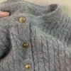 Cárdigan de punto trenzado gris de alta gama para mujer, nuevo suéter de otoño e invierno, top corto de punto suave y ceroso para usar solo o como capa