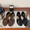 Zapatos únicos con diseño calado y estilo de punta dividida para mujer, nuevas sandalias casuales planas versátiles sin cordones para el verano 2026