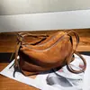 Bolso hobo vintage transfronterizo de gamuza, bolso de hombro de cuero genuino para el día a día, bolso cruzado de piel de vacuno de plena flor para mujer