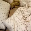 Juego de tres piezas de hilo de algodón de doble capa estilo Ins Una funda de almohada floral de gasa de algodón puro respetuosa con la piel un par de sábanas de color sólido