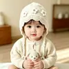 Chapéu de bebê floral para outono e inverno, estilo coreano, à prova de vento, protege as orelhas, lã grossa tricotada, chapéu fofo e estiloso para criança pequena